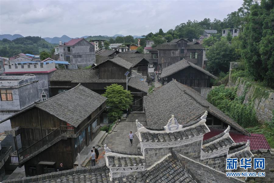 （壯麗70年·奮斗新時(shí)代——記者再走長征路·圖文互動(dòng)）（3）手捧棉被憶紅軍：走了那么多年，我們都念他們的好
