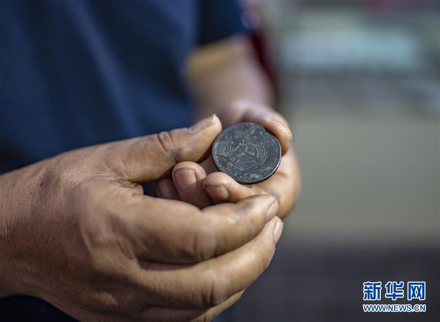 (壯麗70年·奮斗新時(shí)代——記者再走長(zhǎng)征路·圖文互動(dòng))(4)赤子心紅色情——潘庭宏的紅色收藏之路