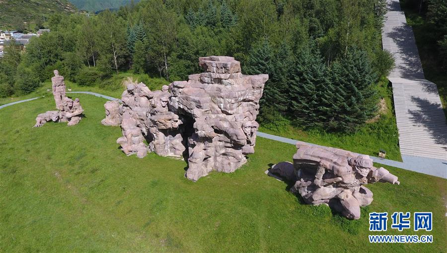 (壯麗70年·奮斗新時代——記者再走長征路·圖文互動)(2)記者手記:紀念碑下的隨想