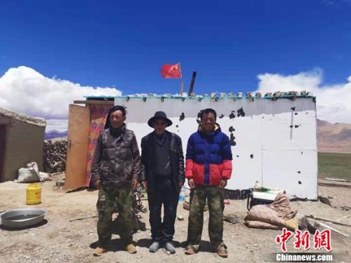 圖為黨確桑布和兩個兒子。 謝藝觀 攝