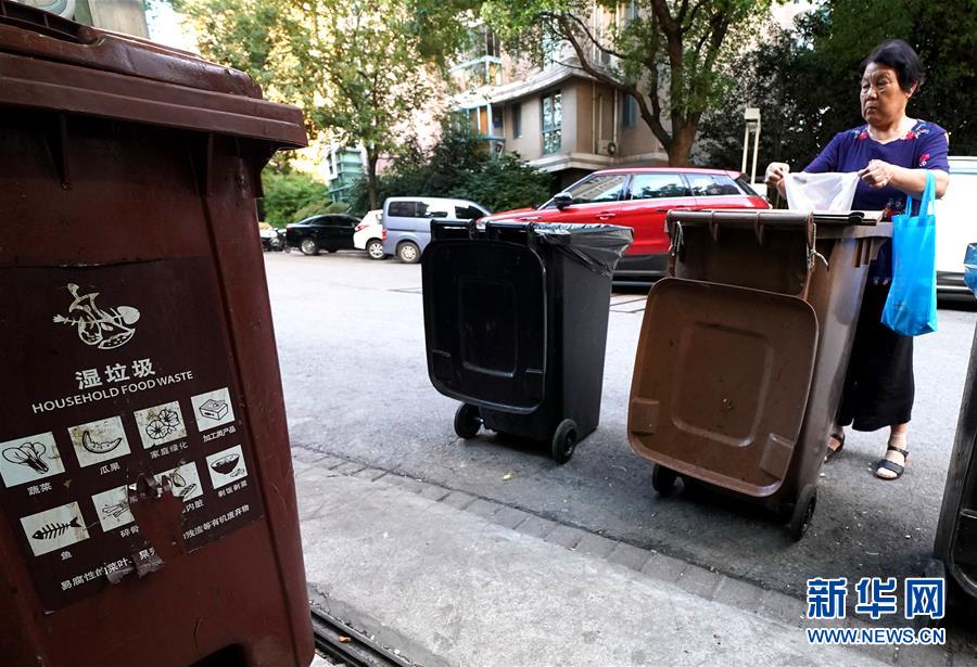 （新華視點(diǎn)·圖文互動(dòng)）（1）上海垃圾分類“滿月”：“拎得清”了，“守得住”么？