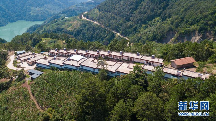 （在習(xí)近平新時代中國特色社會主義思想指引下——新時代新作為新篇章·總書記關(guān)心的百姓身邊事·圖文互動）（1）“四好農(nóng)村路”：通向幸福，通向遠方