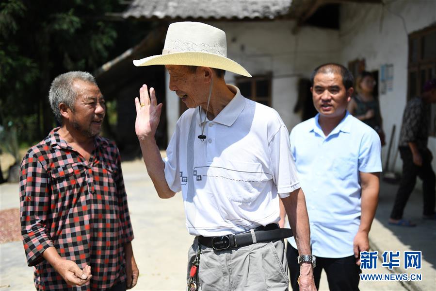 (圖文互動(dòng))(1)烏蒙山區(qū)扶貧第一書(shū)記背后的“老監(jiān)工”
