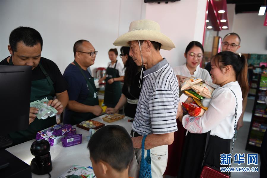 (圖文互動(dòng))(2)烏蒙山區(qū)扶貧第一書(shū)記背后的“老監(jiān)工”