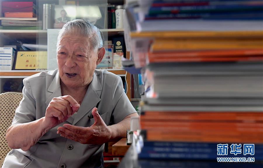 (愛國者 奮斗情·圖文互動(dòng))(3)用醫(yī)術(shù)和道德守護(hù)“光明”——全國道德模范99歲眼科專家張效房的人生軌跡