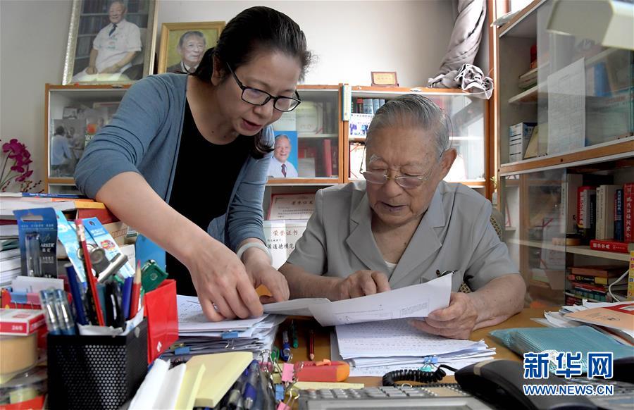 (愛國者 奮斗情·圖文互動(dòng))(4)用醫(yī)術(shù)和道德守護(hù)“光明”——全國道德模范99歲眼科專家張效房的人生軌跡