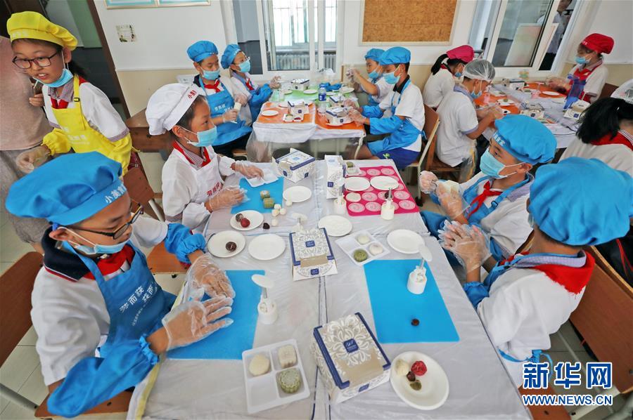 (在習(xí)近平新時(shí)代中國(guó)特色社會(huì)主義思想指引下——新時(shí)代新作為新篇章·總書記關(guān)心的百姓身邊事·圖文互動(dòng))(1)“媽媽第一次吃到我做的菜時(shí)高興得哭了”——中國(guó)孩子在勞動(dòng)教育中健康成長(zhǎng)