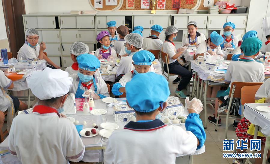 (在習(xí)近平新時(shí)代中國(guó)特色社會(huì)主義思想指引下——新時(shí)代新作為新篇章·總書記關(guān)心的百姓身邊事·圖文互動(dòng))(2)“媽媽第一次吃到我做的菜時(shí)高興得哭了”——中國(guó)孩子在勞動(dòng)教育中健康成長(zhǎng)