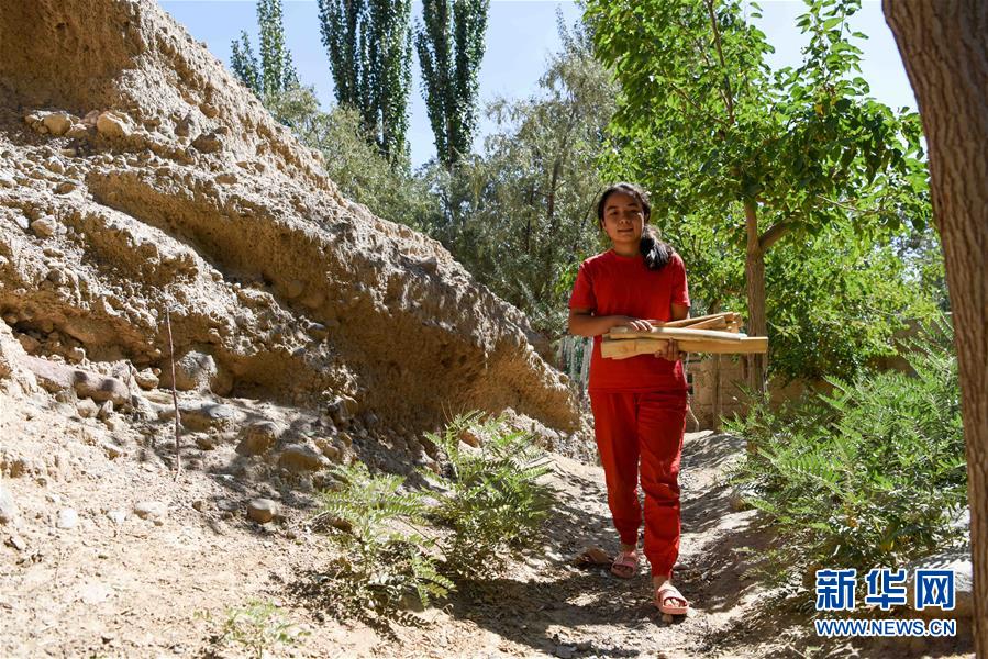 (決戰(zhàn)決勝脫貧攻堅(jiān)·圖文互動(dòng))(5)拋在舊鄉(xiāng)的“火墻”——新疆易地扶貧搬遷安置點(diǎn)見(jiàn)聞