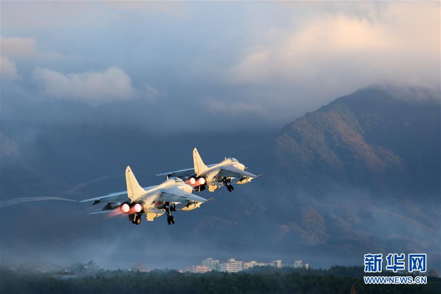 （新華全媒頭條·圖文互動(dòng)）（2）沿著中國特色強(qiáng)軍之路闊步前進(jìn)——黨中央、中央軍委領(lǐng)導(dǎo)推進(jìn)國防和軍隊(duì)建設(shè)70年紀(jì)實(shí)