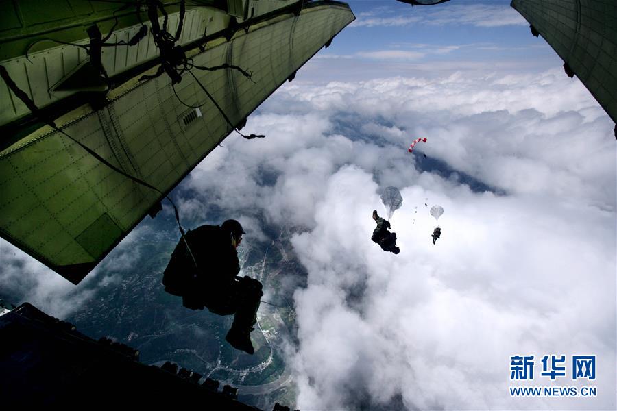 （新華全媒頭條·人民空軍70年·圖文互動(dòng)）（12）陽(yáng)光照耀奮飛的航程——黨中央、中央軍委和習(xí)主席關(guān)心人民空軍建設(shè)發(fā)展紀(jì)實(shí)