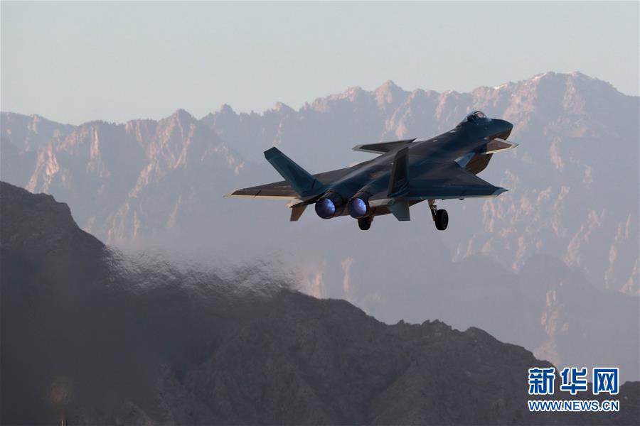 （新華全媒頭條·人民空軍70年·圖文互動(dòng)）（14）陽(yáng)光照耀奮飛的航程——黨中央、中央軍委和習(xí)主席關(guān)心人民空軍建設(shè)發(fā)展紀(jì)實(shí)