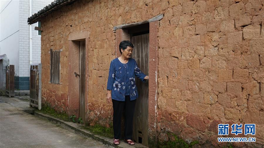 (新華全媒頭條·圖文互動)(4)守望80年的土房 永恒不變的初心——贛南蘇區(qū)曹承鳳家“三棟房”記事