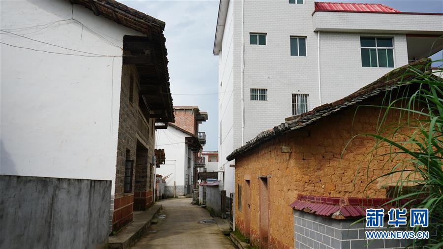 (新華全媒頭條·圖文互動)(1)守望80年的土房 永恒不變的初心——贛南蘇區(qū)曹承鳳家“三棟房”記事