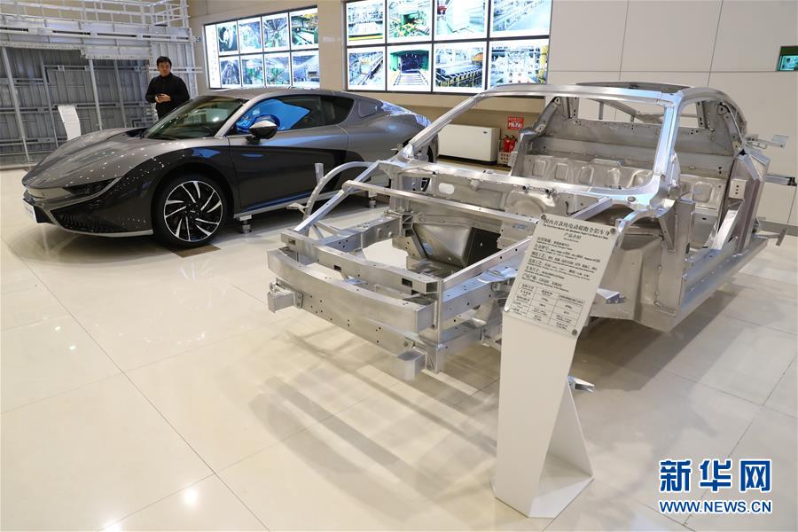 (四中全會精神在基層·圖文互動)(2)老工業(yè)城市“明星產(chǎn)品”的昔與今