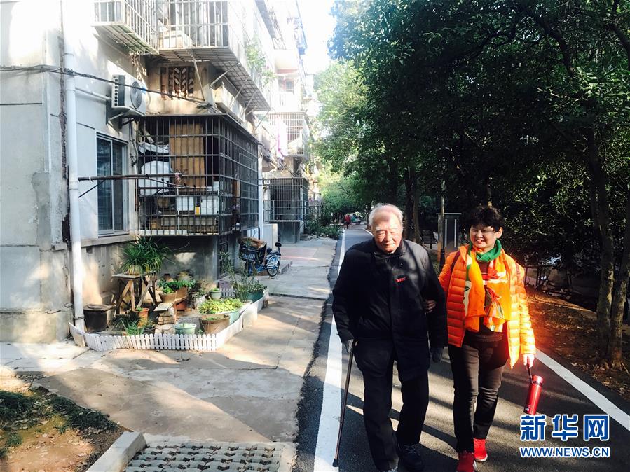 （新華全媒頭條·圖文互動）（8）滄海橫流 信仰彌堅——記共產(chǎn)黨員、湘潭大學(xué)九旬教授滄南
