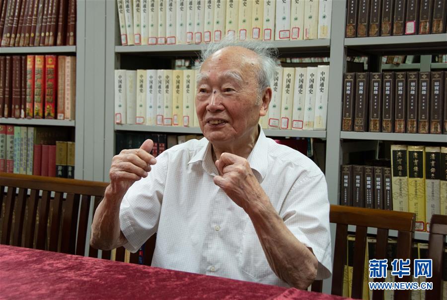 （新華全媒頭條·圖文互動）（5）滄海橫流 信仰彌堅——記共產(chǎn)黨員、湘潭大學(xué)九旬教授滄南