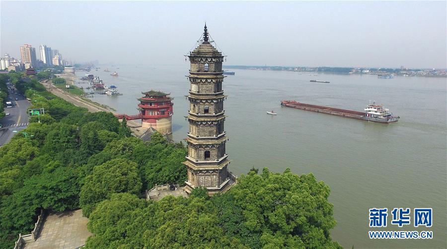 (在習(xí)近平新時(shí)代中國(guó)特色社會(huì)主義思想指引下——新時(shí)代新作為新篇章·總書(shū)記關(guān)切高質(zhì)量發(fā)展·圖文互動(dòng))(3)在藍(lán)天白云下——污染防治攻堅(jiān)戰(zhàn)持續(xù)推進(jìn)