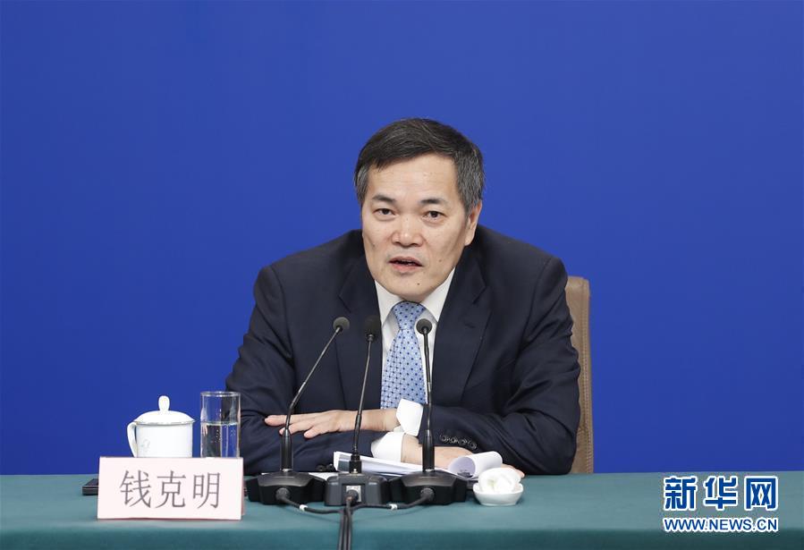 (兩會(huì)·XHDW)(6)商務(wù)部部長(zhǎng)鐘山等就“促進(jìn)形成強(qiáng)大國(guó)內(nèi)市場(chǎng) 推動(dòng)全方位對(duì)外開(kāi)放”答記者問(wèn)