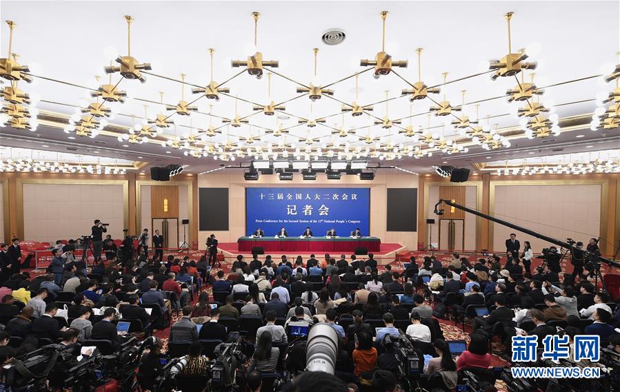 (兩會(huì)·XHDW)(8)商務(wù)部部長(zhǎng)鐘山等就“促進(jìn)形成強(qiáng)大國(guó)內(nèi)市場(chǎng) 推動(dòng)全方位對(duì)外開放”答記者問