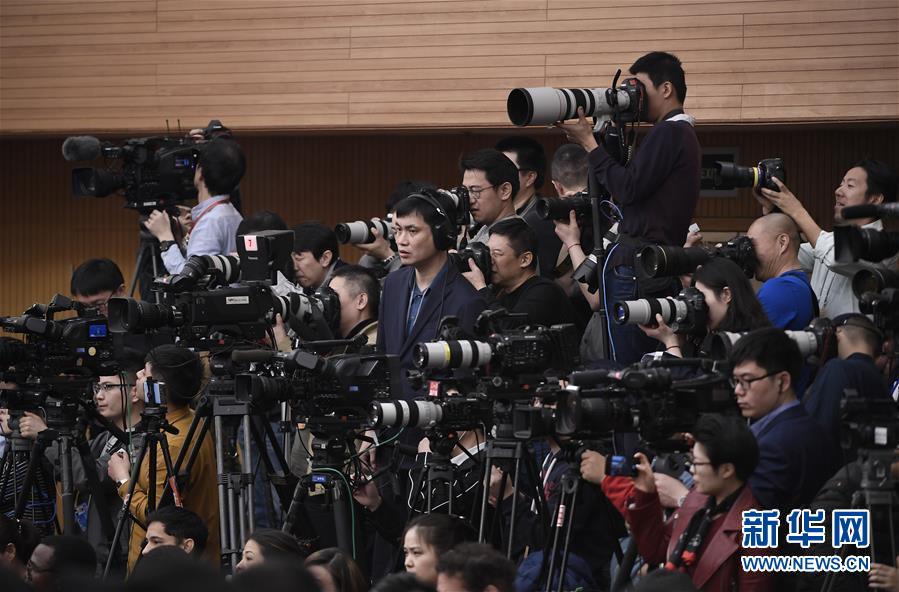 (兩會(huì)·XHDW)(9)商務(wù)部部長鐘山等就“促進(jìn)形成強(qiáng)大國內(nèi)市場 推動(dòng)全方位對(duì)外開放”答記者問