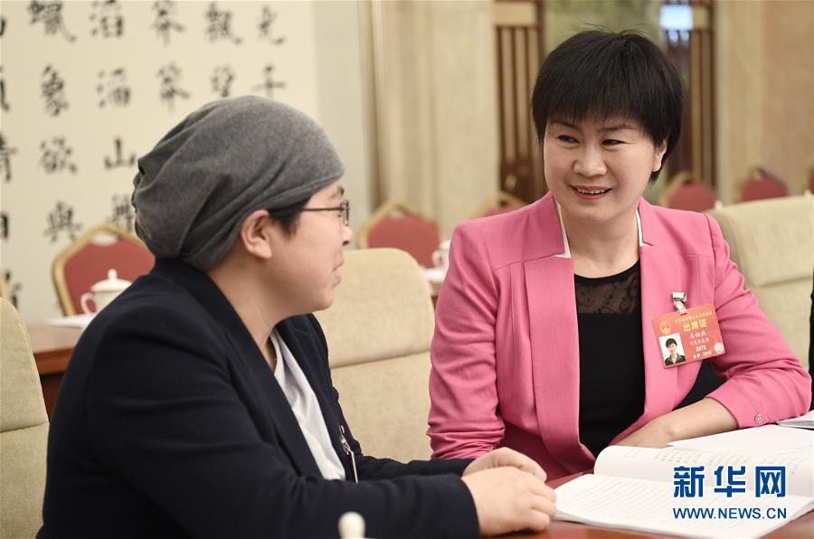 (兩會·圖片故事)(4)全國人大代表馬恒燕:讓城鄉(xiāng)學(xué)生共享“互聯(lián)網(wǎng)+教育”優(yōu)質(zhì)資源