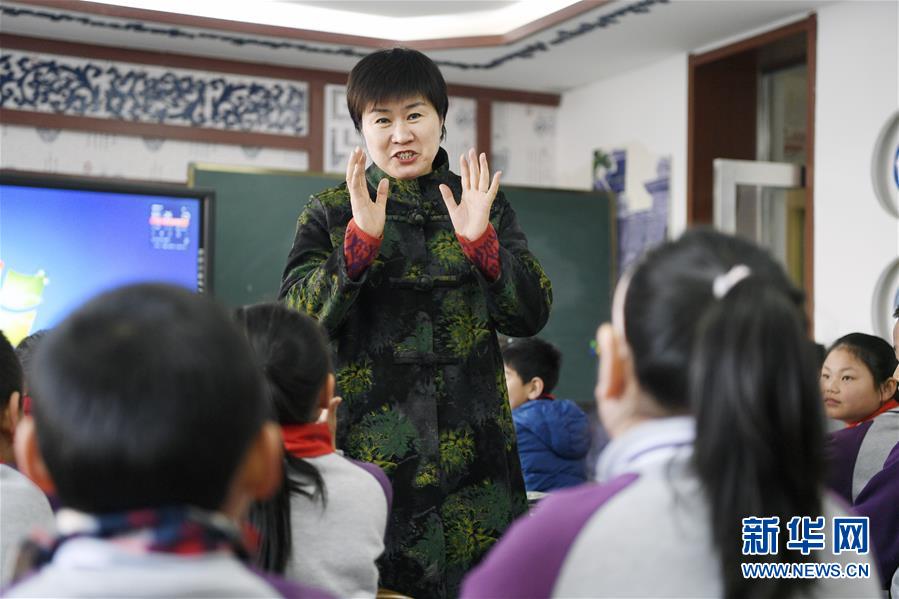 （兩會·圖片故事）（5）全國人大代表馬恒燕：讓城鄉(xiāng)學生共享“互聯(lián)網+教育”優(yōu)質資源