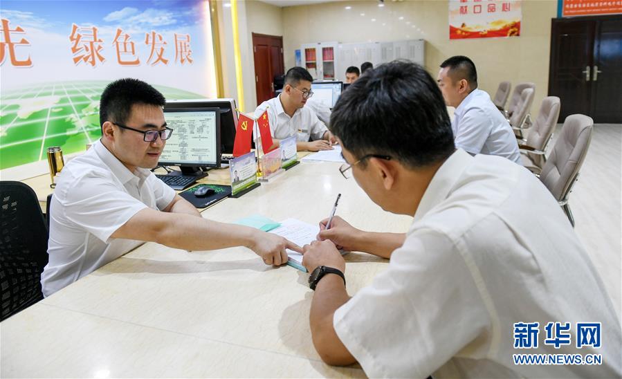 (新華全媒頭條·圖文互動(dòng))(5)為基層松綁減負(fù) 促干部擔(dān)當(dāng)作為——以習(xí)近平同志為核心的黨中央推進(jìn)“基層減負(fù)年”工作綜述