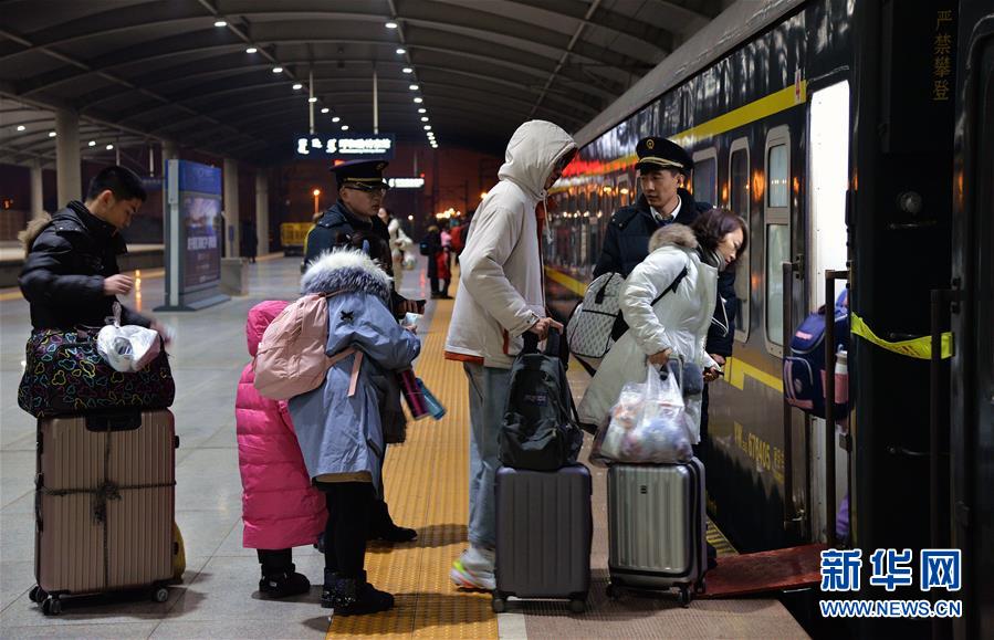 (新春走基層·圖文互動(dòng))(1)33小時(shí)的回家故事