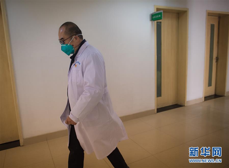 (新華全媒頭條·聚焦疫情防控·圖文互動)(8)拼漸凍生命 與疫魔競速——記疫情“風暴眼”中武漢金銀潭醫(yī)院院長張定宇