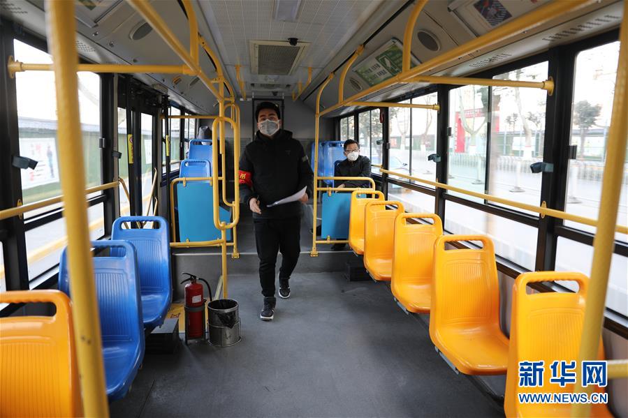 （聚焦疫情防控·圖文互動）（2）疫情下的公交司機：只要有一名乘客，我們也要堅守！