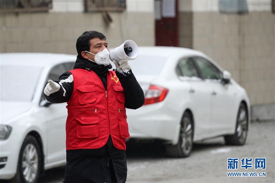 （聚焦疫情防控·圖文互動）（1）“我們多跑跑，居民更安全”——直擊新疆基層社區(qū)疫情防控