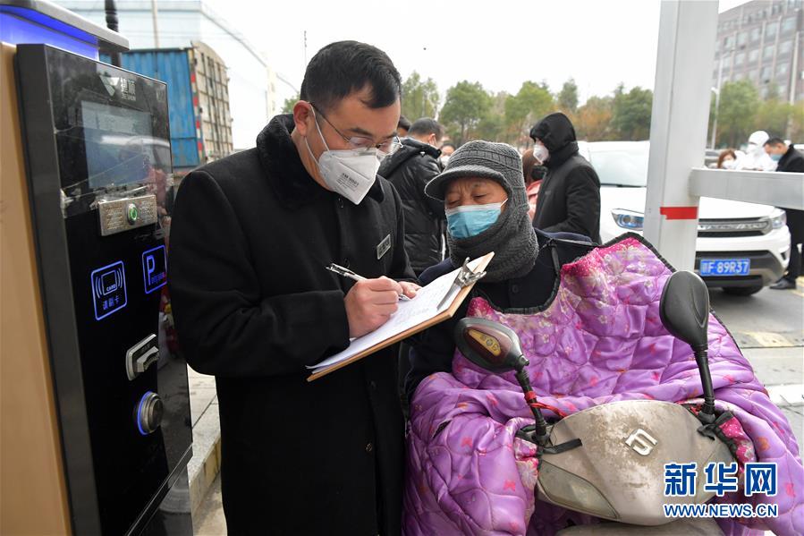 (聚焦疫情防控·圖文互動(dòng))(1)他們用堅(jiān)守筑起一道道防線(xiàn)——記江西戰(zhàn)“疫”一線(xiàn)的基層黨員干部