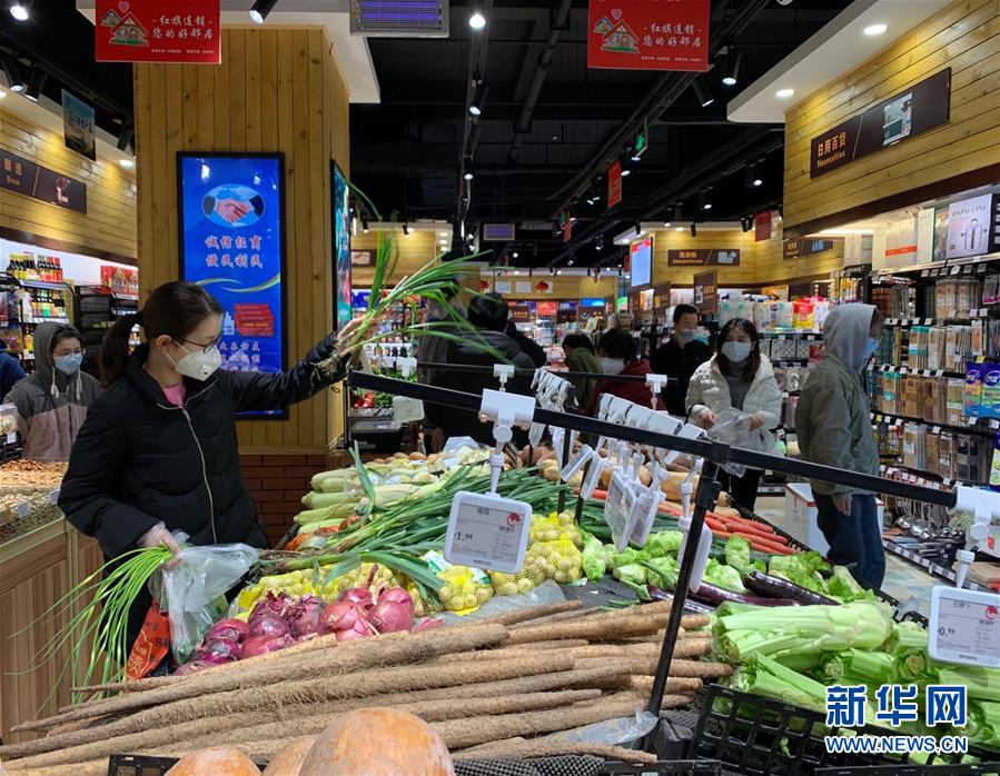 (聚焦疫情防控·圖文互動)(1)“老鄰居”一直在——四川紅旗連鎖的堅(jiān)守