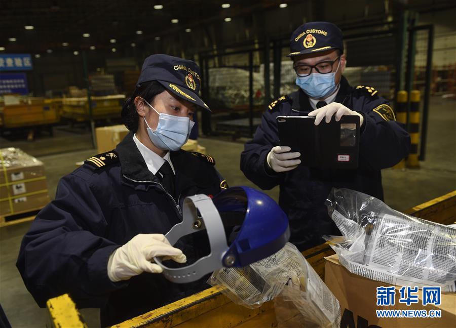 (聚焦疫情防控)(2)四川海外采購防控急需物資 海關(guān)通關(guān)“零延時”