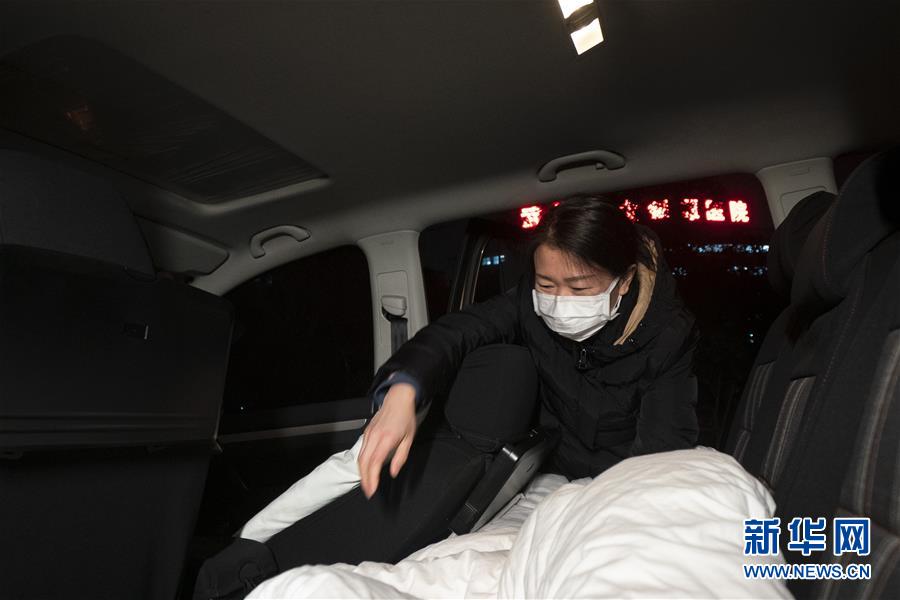 （一線抗疫群英譜·圖文互動(dòng)）（2）特寫：為節(jié)省10分鐘，這對(duì)醫(yī)護(hù)夫妻“以車為家”