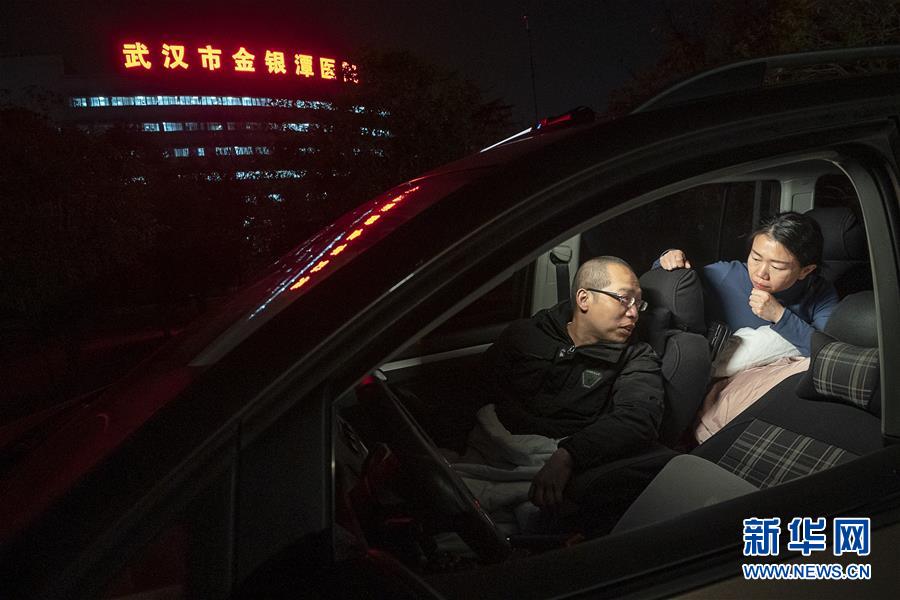 （一線抗疫群英譜·圖文互動(dòng)）（3）特寫：為節(jié)省10分鐘，這對(duì)醫(yī)護(hù)夫妻“以車為家”