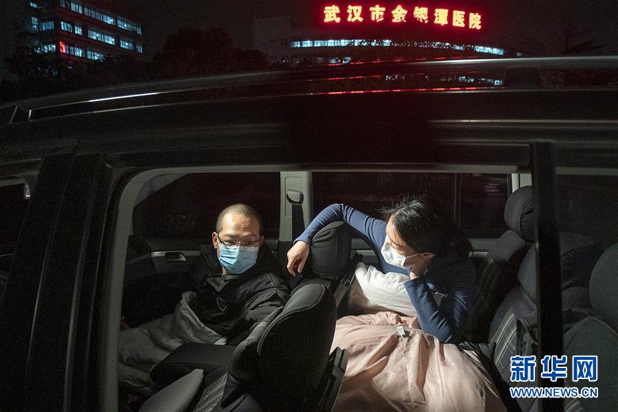 （一線抗疫群英譜·圖文互動(dòng)）（4）特寫：為節(jié)省10分鐘，這對(duì)醫(yī)護(hù)夫妻“以車為家”