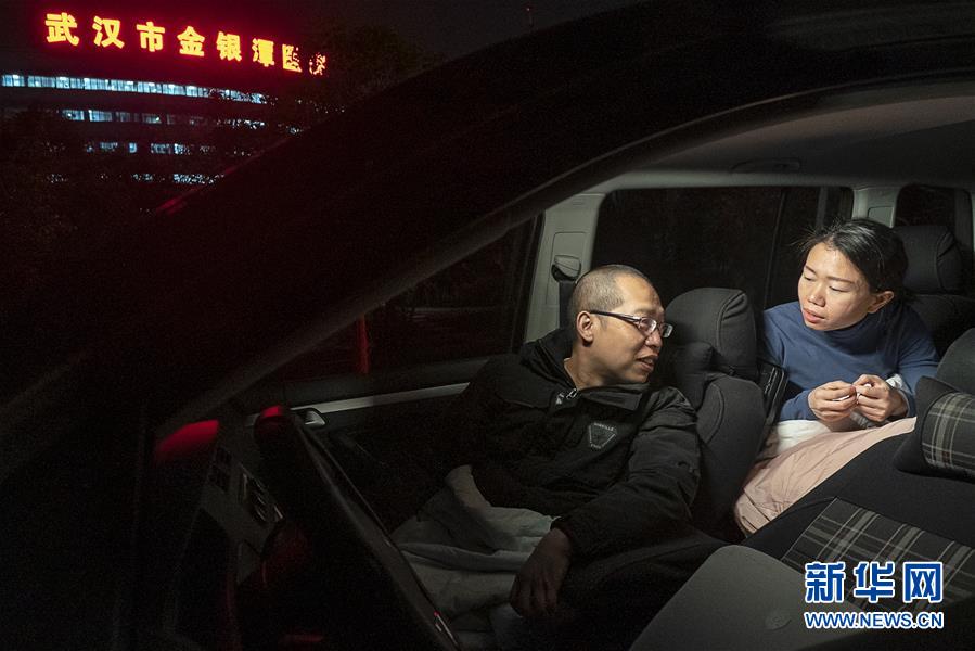 （一線抗疫群英譜·圖文互動(dòng)）（6）特寫：為節(jié)省10分鐘，這對(duì)醫(yī)護(hù)夫妻“以車為家”