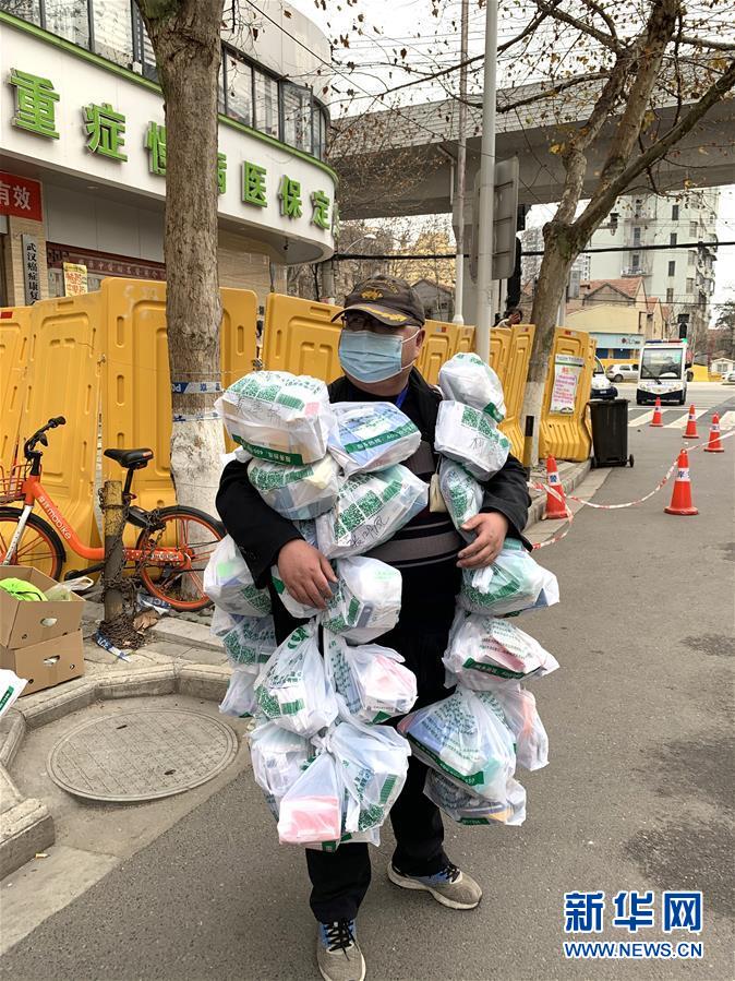 （新華全媒頭條·圖文互動(dòng)）（1）守望相助，堅(jiān)忍不拔——致敬武漢戰(zhàn)“疫”中千千萬萬個(gè)平凡英雄