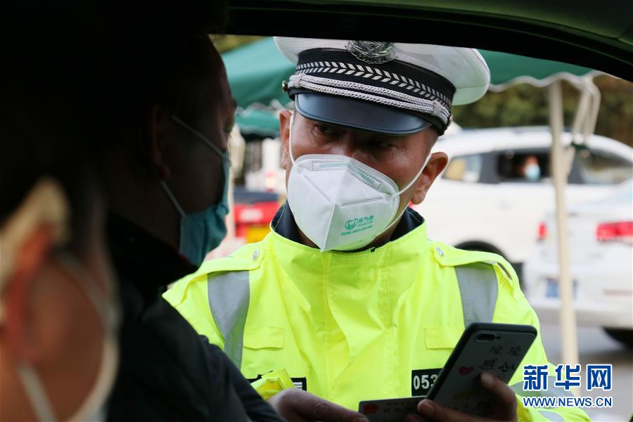 (圖文互動(dòng))(5)飄揚(yáng)的紅旗——記深圳特區(qū)戰(zhàn)“疫”一線的基層黨員干部