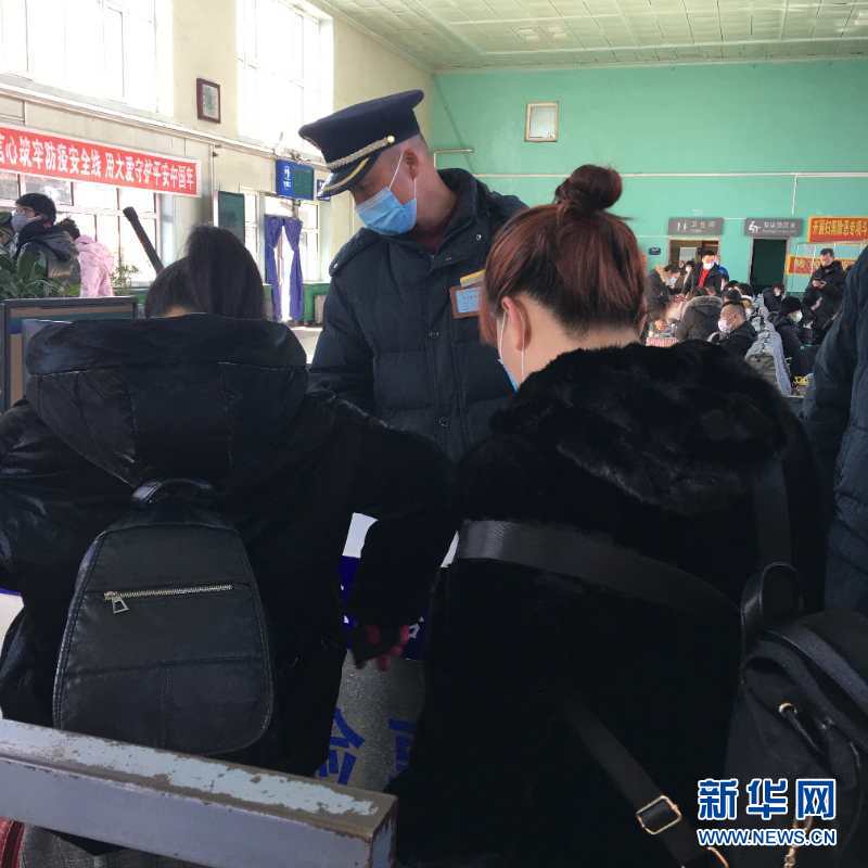 （新華網(wǎng)·圖文互動）（2）疫情下，小站鐵路安檢員收獲10多萬粉絲