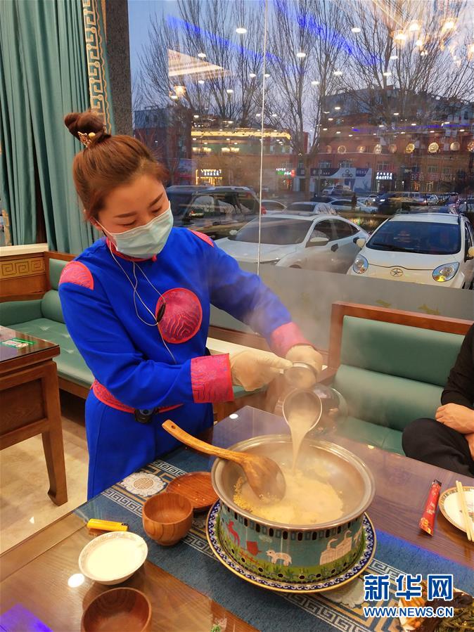 （圖文互動(dòng)）（2）特寫：限人數(shù)、分餐吃、用公筷——偏遠(yuǎn)小城“吃飯”見聞