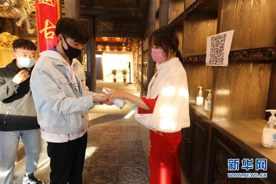 （圖文互動(dòng)）（5）特寫：限人數(shù)、分餐吃、用公筷——偏遠(yuǎn)小城“吃飯”見聞