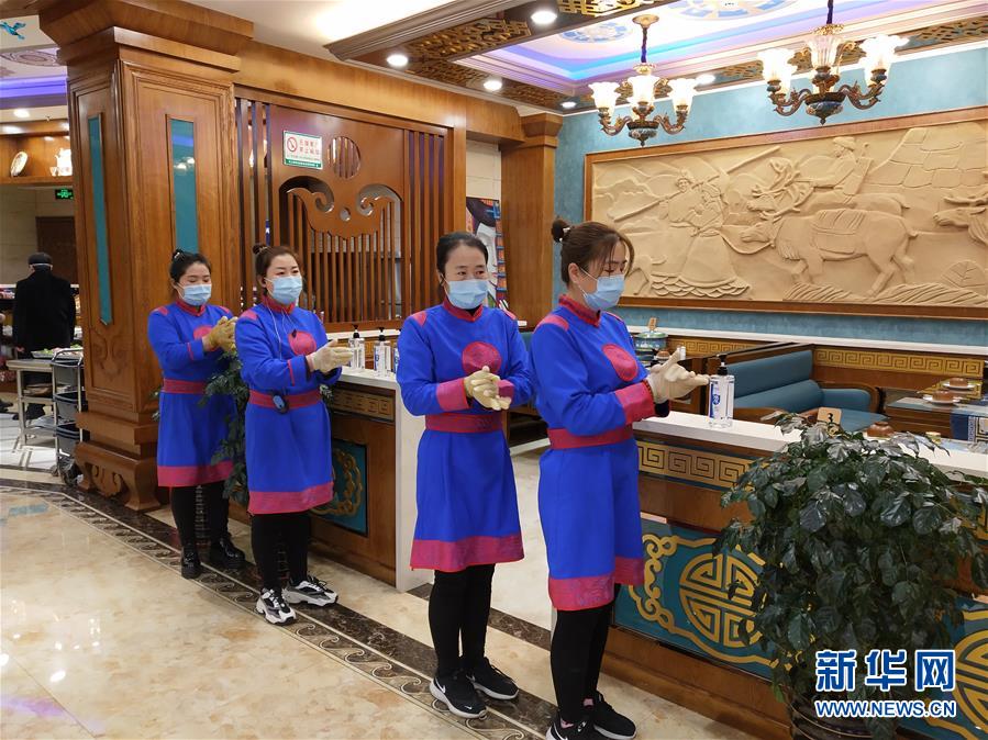 （圖文互動(dòng)）（6）特寫：限人數(shù)、分餐吃、用公筷——偏遠(yuǎn)小城“吃飯”見聞