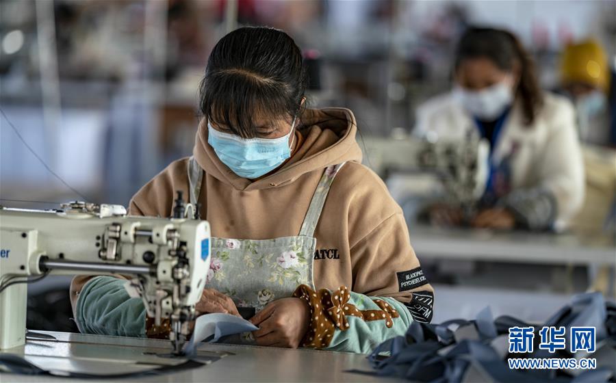 （在習(xí)近平新時(shí)代中國(guó)特色社會(huì)主義思想指引下——新時(shí)代新作為新篇章·習(xí)近平總書(shū)記關(guān)切事·圖文互動(dòng)）（1）戰(zhàn)“疫”要?jiǎng)艜r(shí)，戰(zhàn)“貧”再加把勁！——中央各部門(mén)助力脫貧攻堅(jiān)很給力