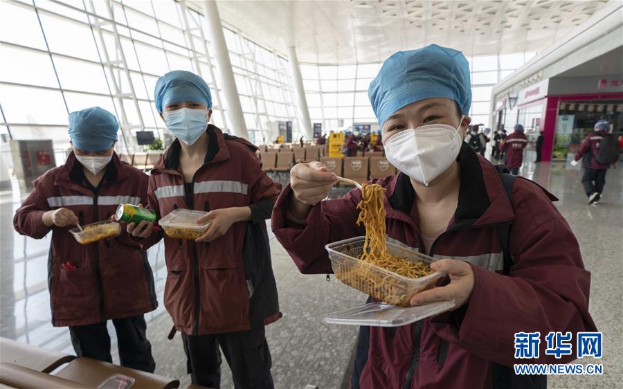 （新華全媒頭條·圖文互動）（13）最美逆行者，武漢永遠記得你！——首批援鄂醫(yī)療隊返程紀實