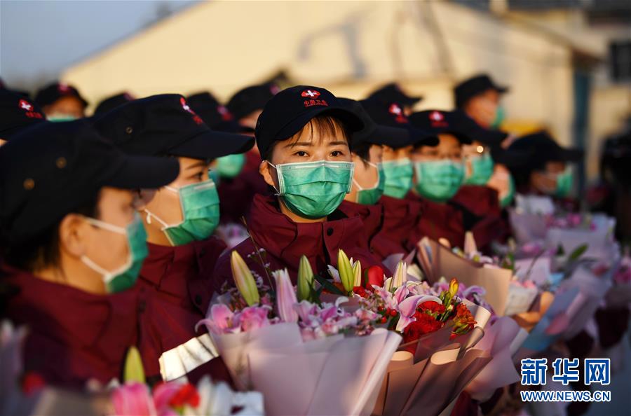 （新華全媒頭條·圖文互動）（17）最美逆行者，武漢永遠記得你！——首批援鄂醫(yī)療隊返程紀實