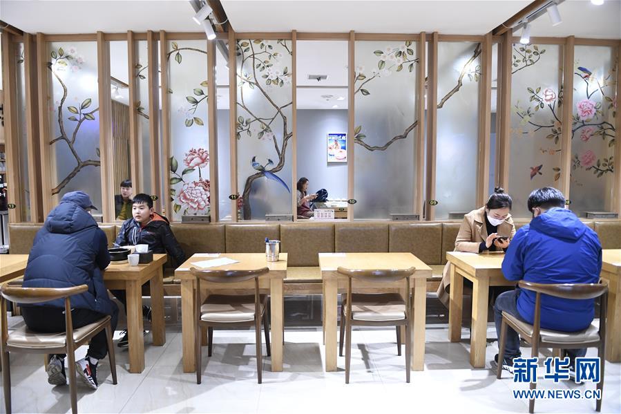 (圖文互動(dòng))(3)東北“大盤(pán)菜”與“公勺公筷”攜手同行