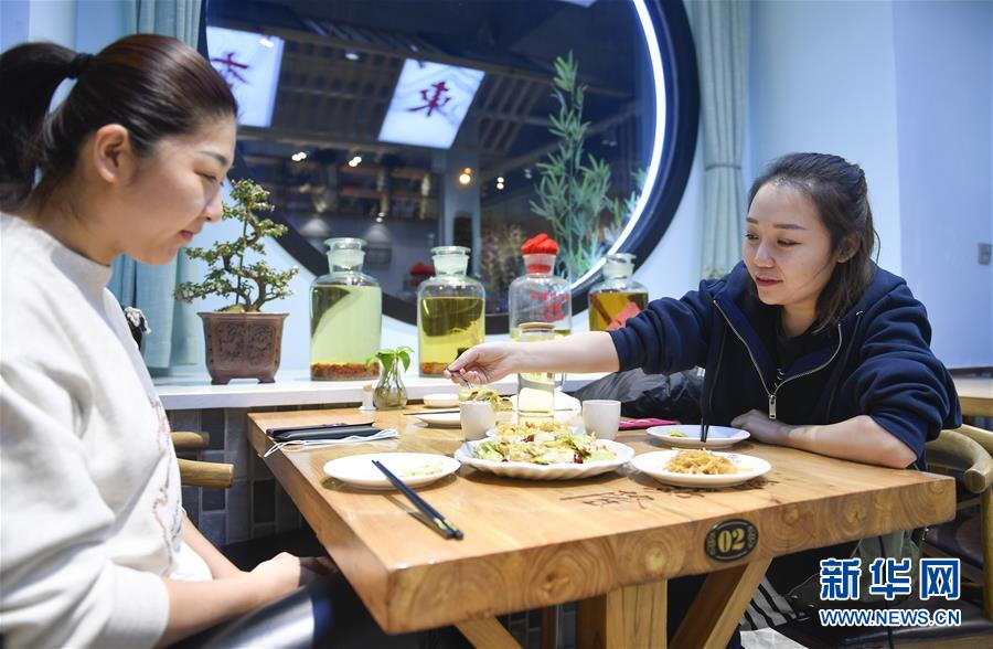 (圖文互動(dòng))(4)東北“大盤(pán)菜”與“公勺公筷”攜手同行